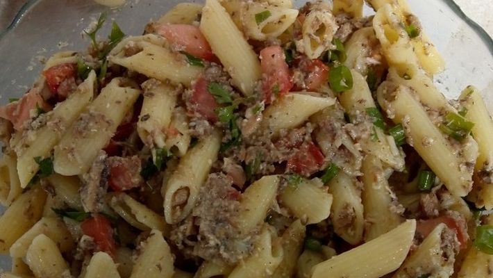 Receita de salada de macarrão com sardinha