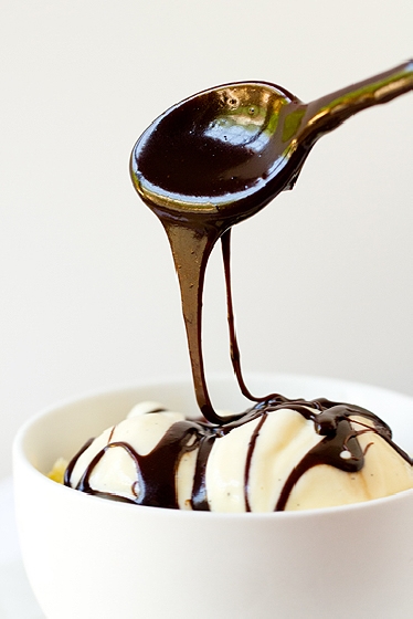Receita de calda de chocolate para sorvete super fácil e gostosa