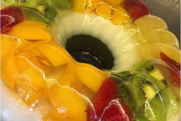 Gelatina de frutas sobremesa leve e refrescante