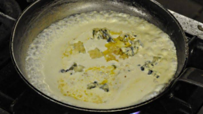 Molho de queijo gorgonzola rápido e fácil