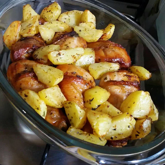 Frango assado simples com batata e maionese