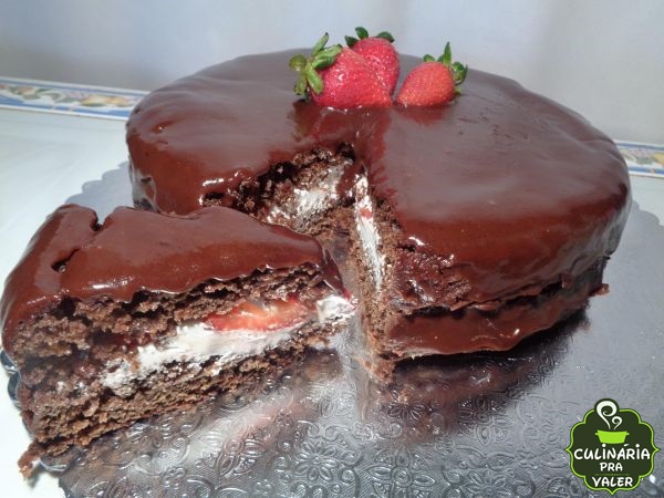  bolo de chocolate com recheio de morango caseiro fácil