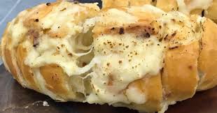 Pão de alho gratinado com queijo ao forno ainda mais gostoso do que o do churrasco