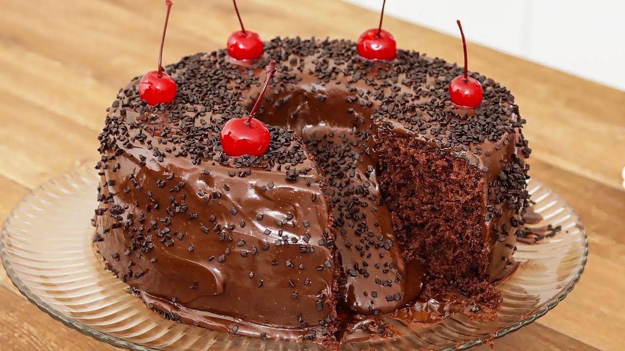 Receita de bolo de chocolate de festa com cobertura que não vai ao fogo