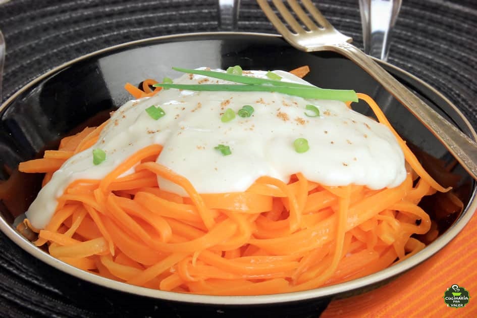 Espaguete de cenoura ao molho branco  super pratica e saudável
