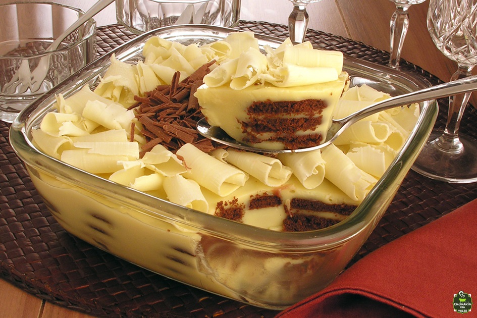 Pavê mousse de chocolate branco na travessa delicia de sobremesa