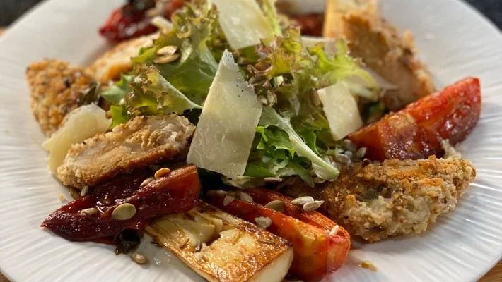Receita saudável de salada caesar com frango delicioso