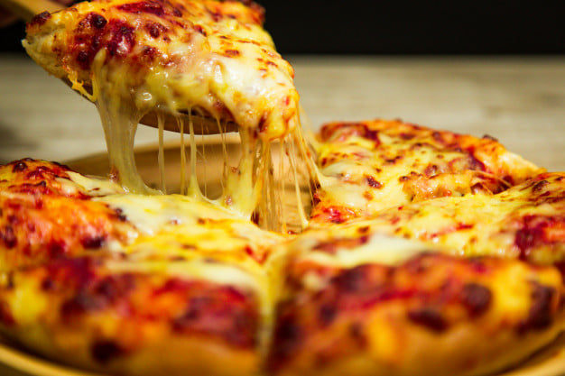 Pizza com borda de pão de queijo para o lanche delicia